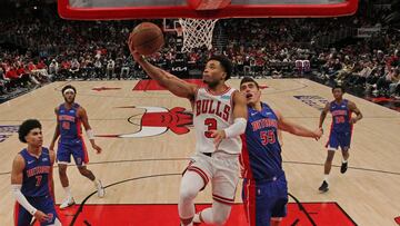 Devon Dotson anota ante Justin Robinson en el Chicago Bulls-Detroit Pistons.