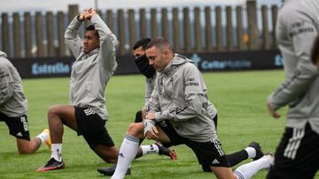 Iago Aspas realiza estiramientos junto a Jeison Murillo y Renato Tapia durante un entrenamiento del Celta.