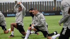 Iago Aspas realiza estiramientos junto a Jeison Murillo y Renato Tapia durante un entrenamiento del Celta.