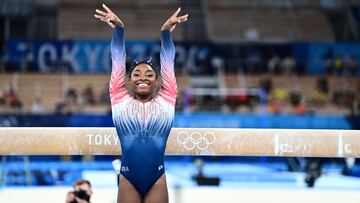 Simone Biles saluda tras concluir su ejercicio de Barra en los Juegos Ol&iacute;mpicos de Tokio 2020.