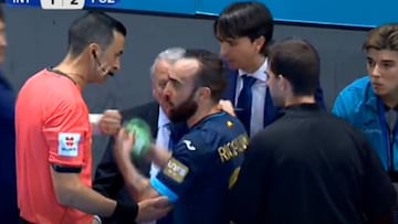 Ricardinho, indignado: "El árbitro me faltó al respeto"