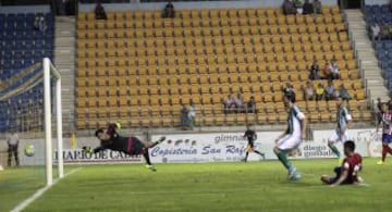 3-0. Correa anotó el tercer tanto. Adán, portero del Betis.