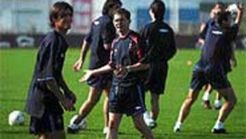 <B>OFICIALES</B>. Vázquez quiere jugar con los balones de la Liga.