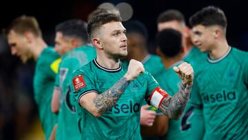 Kieran Trippier, jugador del Newcastle, celebra el gol anotado por Dan Burn ante el Fulham en FA Cup.