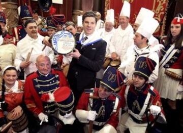 Recibiendo el Tambor de Oro de San Sebastián, el mayor galardón de la ciudad.