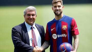 Joan Laporta con Iñigo Martínez, en la presentación del defensa.