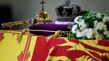 The coffin of Queen Elizabeth II, draped in the Royal Standard with the Imperial State Crown and the Sovereign's orb and sceptre, lying in state on the catafalque at Westminster Hall on September 17, 2022 in London, England. - Queen Elizabeth II will lie in state in Westminster Hall inside the Palace of Westminster, until 0530 GMT on September 19, a few hours before her funeral, with huge queues expected to file past her coffin to pay their respects. (Photo by Chip Somodevilla / POOL / AFP) (Photo by CHIP SOMODEVILLA/POOL/AFP via Getty Images)
