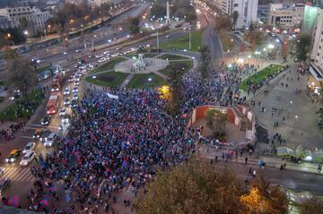 Hinchas de Universidad de Chile celebran en Plaza Italia.