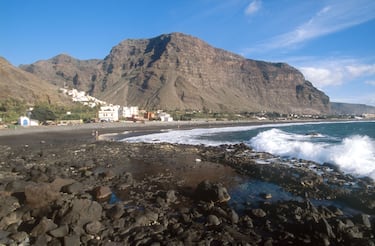 La playa del Inglés de Valle Gran Rey cuenta con 300 metros de largo y 80 metros de ancho. Enclavada en un paraje rústico y aislado que permite la práctica del nudismo, este lugar ofrece un insólito paisaje gracias a su arena negra de gano medio y callaos. Se puede acceder en coche a través de una pista situada en la zona de la playa. Su oleaje es moderado.  