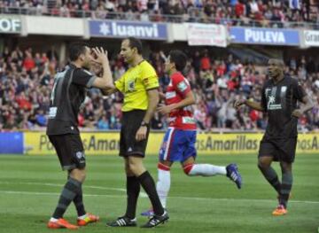 El defensa del Levante David Navarro protesta un penalti pitado (que luego rectificó) por el árbitro Alfonso Álvarez.