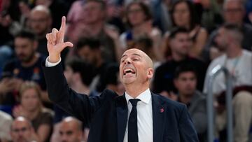 BARCELONA, 02/05/2025.- El entrenador del Barça, Joan Peñarroya, durante el cuarto partido del play-off de la Euroliga de baloncesto que FC Barcelona y AS Mónaco Basket disputan este viernes en el Palau Blaugrana. EFE/Alejandro García