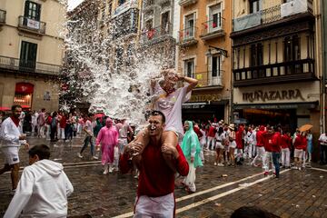 Numerosas personas disfrutan de la fiesta de San Fermín 2022 por las calles de Pamplona tras dos años sin celebrarse.