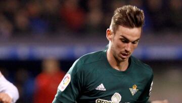 El centrocampista del Betis, Fabián Ruiz (d), con el balón ante el delantero del Deportivo, Adrián López, durante el encuentro correspondiente a la jornada 23 de primera división que han disputado esta noche en el estadi
