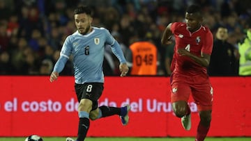 AME1357. MONTEVIDEO (URUGUAY), 07/06/2019.- Nahitan Nandez (i) de Uruguay disputa el bal&oacute;n con Fidel Escobar (d) este viernes en un partido amistoso entre Uruguay y Panam&aacute; en el estadio en Montevideo (Uruguay). EFE/ RAUL MART&Iacute;NEZ