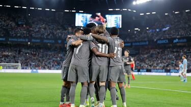 VIGO (PONEVEDRA), 19/10/2024.- Los jugadores del Real Madrid celebran el segundo gol ante el Celta, durante el partido de la décima jornada de LaLiga EA Sports que Celta de Vigo y Real Madrid disputan este sábado en el estadio de Balaídos. EFE/Lavandeira
