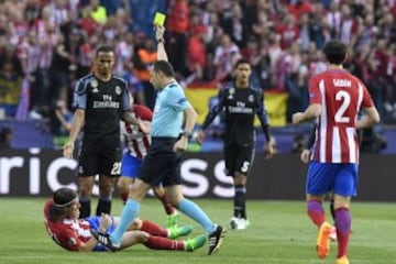 Referee Cüneyt Cakir shows a yellow card to Danilo.