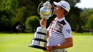 Brandon Stone, con el trofeo.