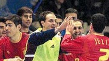<b>ALEGRÍA.</B> Los jugadores de la Selección festejan el tanto conseguido por Julio.