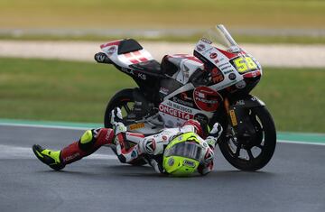 El Mundial de MotoGP llega hasta el otro lado del planeta con la disputa de un GP de Australia en el que, además de verse algunos animales invadir la pista, se han producido otras imágenes curiosas. Como esta de Luca Lunetta, piloto italiano de Moto3, en la que su moto del equipo SIC58 se mantiene en pie mientras él se desliza por el asfalto. 