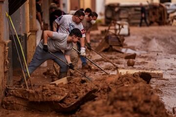 Voluntarios y vecinos ayudan a limpiar los municipios afectados por las fuertes lluvias que provocaron inundaciones.