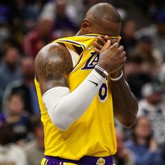 LeBron James out tonight vs Sixers with knee soreness
