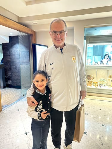 “Le prometí a mi hija que cuando Bielsa volviera a Chile, lo iba a poder conocer... Fue difícil, pero lo logramos”