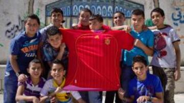 Los ni&ntilde;os posan con La Roja cerca de Al Khader.