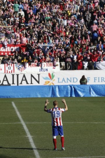 El delantero Fernando Torres saluda a los aficionados durante su presentación como nuevo jugador del Átletico de Madrid, en su regreso cedido hasta el 30 de junio de 2016