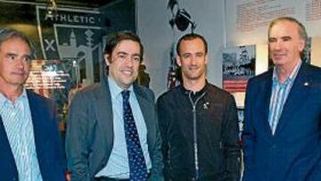 <b>HISTORIA VIVA. </b>Rojo, Macua, Etxeberria e Iribar, en la sala de trofeos del Athletic.