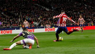 Álvaro Morata adelanta al Atlético de Madrid (1-0) con un buen gol tras un recorte dentro del área y posterior definición ante Masip.
