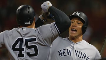 Boston (United States), 28/09/2018.- New York Yankees Aaron Judge (R) celebrates his solo home run during the eight inning against the Boston Red sox with Luke Voit (L) at Fenway Park in Boston, Massachusetts, USA, 28 September 2018. (Estados Unidos, Nuev