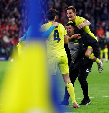 Los jugadores del Villarreal celebran el pase a semifinales de Champions al final del partido.