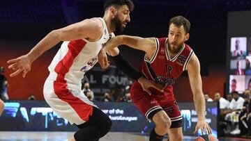 Sergio Rodr&iacute;guez trata de superar a Tornike Shengelia en el Armani Mil&aacute;n-CSKA Mosc&uacute;.