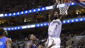 Kevin Garnett (2) machaca el aro de los Sixers.