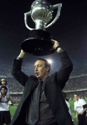 El entrenador del Valencia C.F., Rafael Benitez, levanta la copa que acredita a su equipo como campeón de la Liga 2001-2002, al término del último encuentro de liga disputado frente al Real Betis en el estadio de Mestalla.