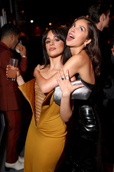 Camila Cabello y Olivia Rodrigo durante la fiesta de los Oscar 2025 de Vanity Fair celebrada en Beverly Hills.