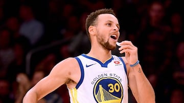 LOS ANGELES, CA - NOVEMBER 29: Stephen Curry #30 of the Golden State Warriors reacts to his second consecutive three pointer during overtime in a 127-123 win over the Los Angeles Lakers at Staples Center on November 29, 2017 in Los Angeles, California.   Harry How/Getty Images/AFP
 == FOR NEWSPAPERS, INTERNET, TELCOS &amp; TELEVISION USE ONLY ==