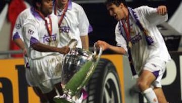 Ra&uacute;l, Karembeu y Morientes celebran el triunfo sobre el c&eacute;sped del Amsterdam Arena.