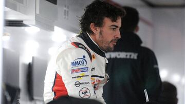 El piloto espa&ntilde;ol Fernando Alonso se re&uacute;ne con su equipo despu&eacute;s de la sesi&oacute;n de clasificaci&oacute;n para la Rolex 24 Horas.