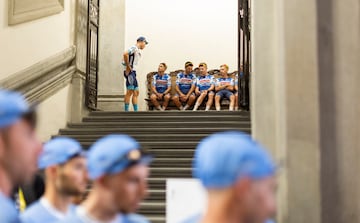 Mikel Landa habla con los corredores del Soudal Quick-Step Team en la presentación del Tour de Francia 2024.