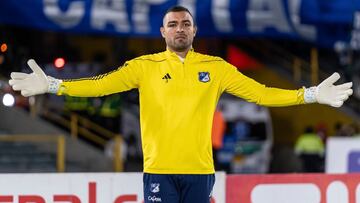 Álvaro Montero durante el calentamiento antes de un partido con Millonarios.