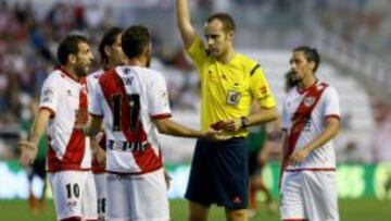 Joaquín Marín Ruz 'Quini' vio tarjeta amarilla tras un codazo a Muniain.