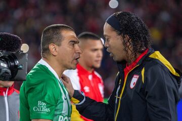 La fiesta en El Campín que disfrutó de la magia de Ronaldinho en el partido entre Santa Fe y Nacional, en el que se le rindió homenaje al brasileño que jugó con la '10' del equipo bogotano.