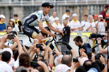 Mikel Landa llegando al Guggenheim.