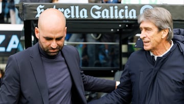 Claudio Giráldez saluda a Manuel Pellegrini en los prolegómenos del partido entre el Celta y el Betis en Balaídos.