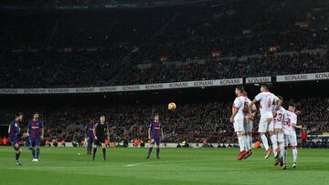 Soccer Football - La Liga Santander - FC Barcelona vs Deportivo Alaves - Camp Nou, Barcelona, Spain - January 28, 2018 Barcelona’s Lionel Messi scores their second goal from a free kick REUTERS/Albert Gea