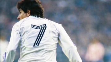 Una de las leyendas del Real Madrid. Logró levantar cinco trofeos de liga con el equipo madridista y un Pichichi. Es el único futbolista al que se le rinde tributo con un cántico en todos los partidos que se juegan en el Estadio Santiago Bernabéu, el cual se hace al minuto 7. 