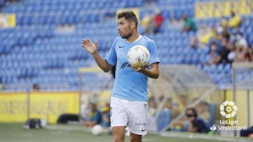 David Morillas, jugador de la UD Ibiza, se dispone a sacar de banda.