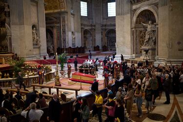 Cientos de personas esperan para despedirse del papa Francisco en la Basílica de San Pedro. 