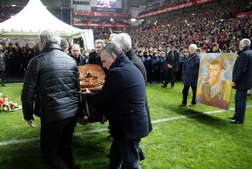 El estadio de El Molinón acoge hoy el funeral por Enrique Castro "Quini", exjugador del Sporting, con las tribunas abiertas al público.